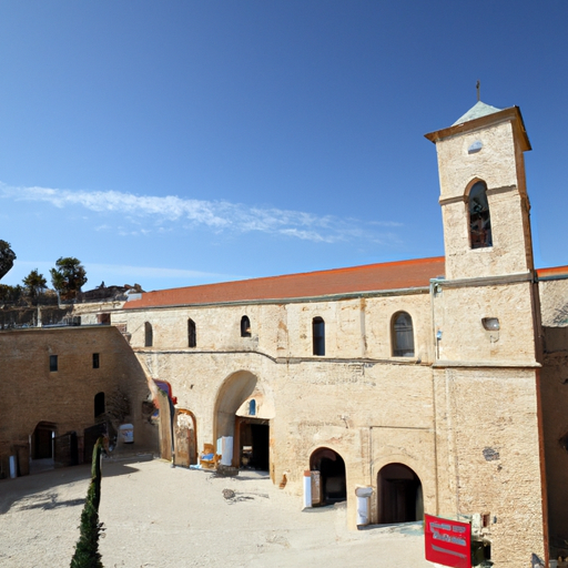 1. נוף פנורמי של אולם אירועים רחב ידיים ומעוצב הממוקם בחלק ההיסטורי של ירושלים.