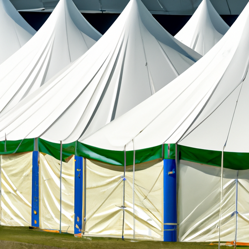 תמונה המציגה מגוון אוהלים גדולים לאירועים בגדלים וצורות שונות